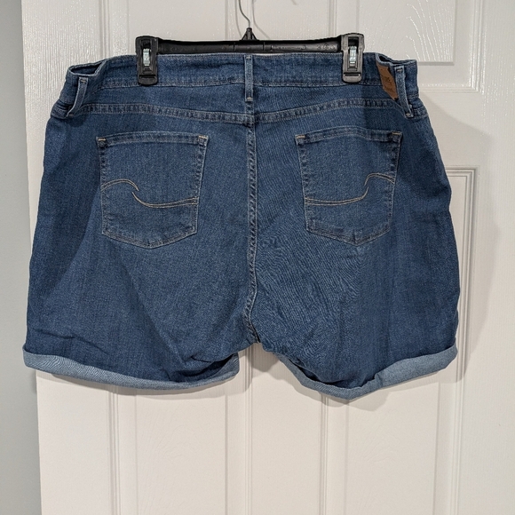 Signature by Levi Strauss Medium Wash Mid-Rise Denim Shorts in Size 22 (W36) - Picture 6 of 12